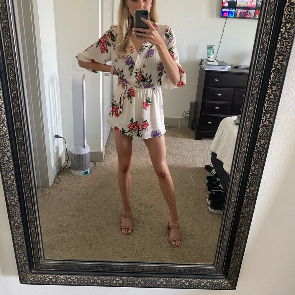 Blu Pepper floral print romper size small